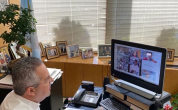 Διαδικτυακά τα “έψαλαν” στον δήμαρχο μαθητές του 1ου Δημοτικού Σχολείου Χολαργού