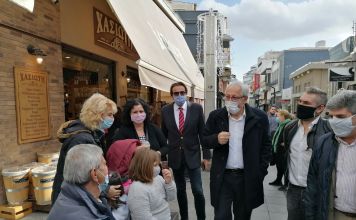 Ο Δήμαρχος Αμαρουσίου Θεόδωρος Αμπατζόγλου επισκέφτηκε την παραμονή της Πρωτοχρονιάς το Εμπορικό Κέντρο της πόλης