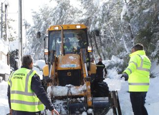 Και σήμερα Παρασκευή τα συνεργεία της Περιφέρειας Αττικής βοηθούν και πέραν των αρμοδιοτήτων τους, στην επίλυση των προβλημάτων που έχουν προκύψει από την κακοκαιρία