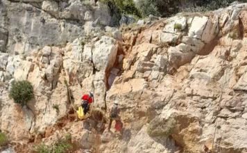 Σε εξέλιξη οι εργασίες στον οδικό άξονα Βάρκιζας–Σουνίου πλησίον των σηράγγων