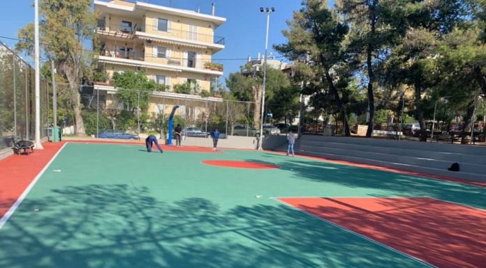 Συνεχίζονται οι εργασίες ανακατασκευής του ανοιχτού γηπέδου καλαθοσφαίρισης στην Κάτω Πεύκη