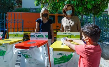 Παράδοση κάδων εσωτερικής ανακύκλωσης από την Περιφέρεια Αττικής σε νηπιαγωγεία του Δήμου Παπάγου Χολαργού