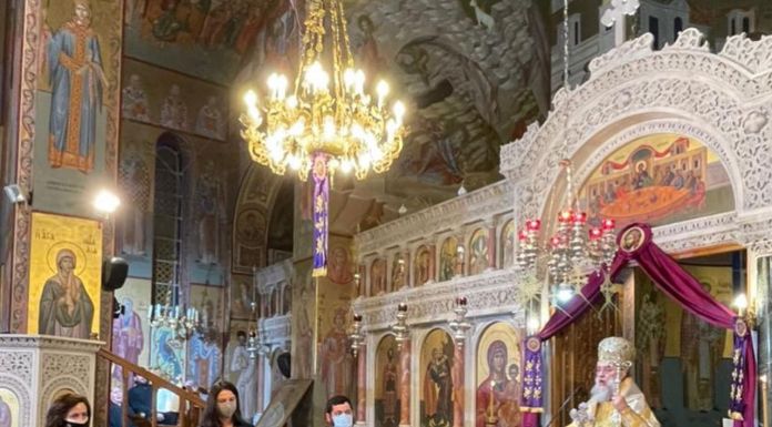 Στους Αγίους Αποστόλους για την ακολουθία του Επιταφίου Θρήνου ο Δήμαρχος Τ. Μαυρίδης