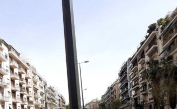 Με εντολή του Περιφερειάρχη Αττικής Γ. Πατούλη συνεργεία της Περιφέρειας απομακρύνουν από το πρωί αφίσες που αναρτήθηκαν παράνομα σε κεντρικούς δρόμους, αρμοδιότητας της Περιφέρειας