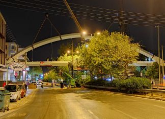 Πραγματοποιήθηκε η τοποθέτηση του τόξου της πεζογέφυρας στη Λεωφόρο Μεσογείων