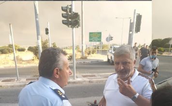 Στο μέτωπο της μεγάλης φωτιάς στη Βαρυμπόμπη παραμένει και επιχειρεί όλος ο μηχανισμός Πολιτικής Προστασίας της Περιφέρειας