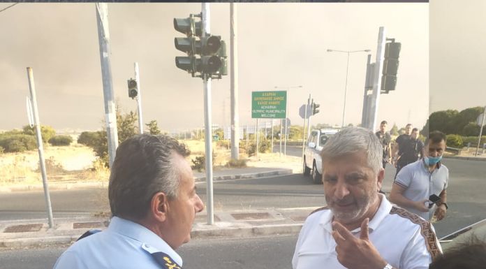 Στο μέτωπο της μεγάλης φωτιάς στη Βαρυμπόμπη παραμένει και επιχειρεί όλος ο μηχανισμός Πολιτικής Προστασίας της Περιφέρειας
