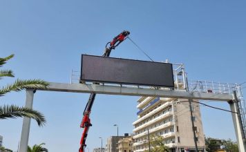 Ξεκίνησε η τοποθέτηση των πρώτων ηλεκτρονικών πινακίδων μεταβλητών μηνυμάτων τεχνολογίας (full Μatrix) στο οδικό δίκτυο της Αττικής