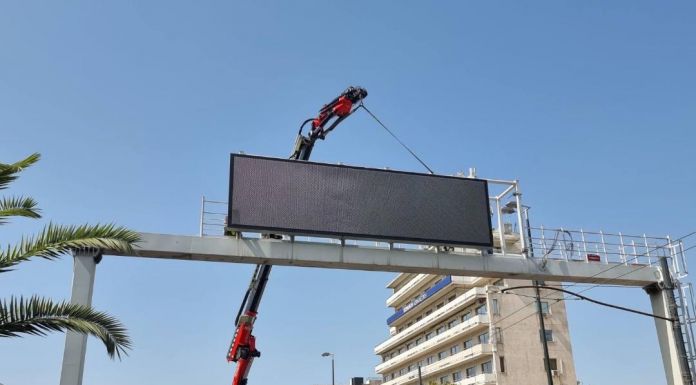 Ξεκίνησε η τοποθέτηση των πρώτων ηλεκτρονικών πινακίδων μεταβλητών μηνυμάτων τεχνολογίας (full Μatrix) στο οδικό δίκτυο της Αττικής Ξεκίνησε η τοποθέτηση των πρώτων ηλεκτρονικών πινακίδων μεταβλητών μηνυμάτων τεχνολογίας (full Μatrix) στο οδικό δίκτυο της Αττικής