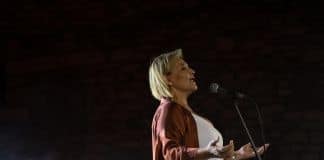 H σημαντική ερμηνεύτρια Γιώτα Νέγκα ενθουσίασε το κοινό του Διονύσου, με την ξεχωριστή λαϊκή της φωνή