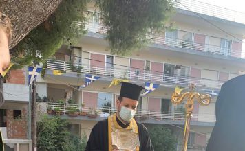 Στην υποδοχή της τιμίας κάρας της Αγίας νεομάρτυρος Ελένης της Σινωπίτιδας από τον ναό των Αγίων Αποστόλων Πέτρου και Παύλου ο Δήμαρχος