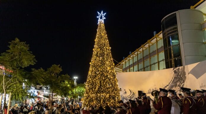 Ο Δήμαρχος Αμαρουσίου Θεόδωρος Αμπατζόγλου και η Ντέπη Μπιλιλή φωταγώγησαν το Χριστουγεννιάτικο Δέντρο στο κέντρο της πόλης, στην Πλατεία ΗΣΑΠ
