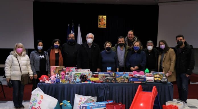 Συγκινητική η συμμετοχή των πολιτών στη δράση του Δήμου Αμαρουσίου και του «Όλοι Μαζί Μπορούμε» για τη συγκέντρωση Χριστουγεννιάτικων δώρων για τα παιδιά της πόλης