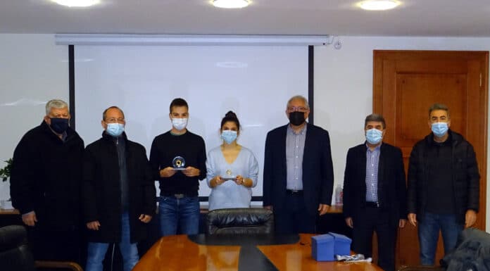 Ο Δήμαρχος Αμαρουσίου Θεόδωρος Αμπατζόγλου βραβεύει διακριθέντες αθλητές του ΓΣΑ