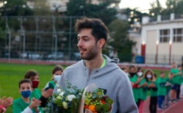 ΜΙΛΤΟΣ ΤΕΝΤΟΓΛΟΥ ΚΑΙ ΑΜΑΖΟΝΕΣ «ΦΩΤΙΖΟΥΝ» ΤΑ ΧΡΙΣΤΟΥΓΕΝΝΙΑΤΙΚΑ ΔΕΝΤΡΑ ΣΕ ΚΗΦΙΣΙΑ ΚΑΙ ΝΕΑ ΕΡΥΘΡΑΙΑ