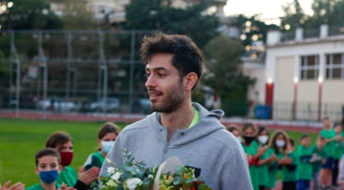 ΜΙΛΤΟΣ ΤΕΝΤΟΓΛΟΥ ΚΑΙ ΑΜΑΖΟΝΕΣ «ΦΩΤΙΖΟΥΝ» ΤΑ ΧΡΙΣΤΟΥΓΕΝΝΙΑΤΙΚΑ ΔΕΝΤΡΑ ΣΕ ΚΗΦΙΣΙΑ ΚΑΙ ΝΕΑ ΕΡΥΘΡΑΙΑ