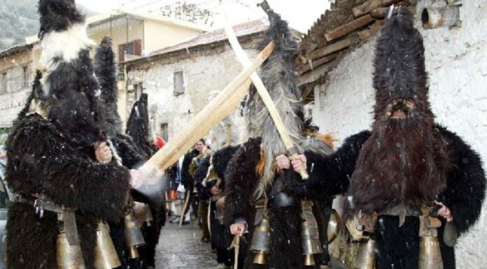 Τα Άγια Θεοφάνια και τα έθιμα της τελευταίας γιορτής του Δωδεκαημέρου