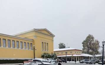 Η Περιφέρεια Αττικής διασφάλισε και σε συνεργασία με το ΕΚΑΒ θέτει σε ετοιμότητα 10 οχήματα τύπου 4χ4 για τη μεταφορά ασθενών που χρήζουν άμεσης πρόσβασης σε Νοσοκομεία