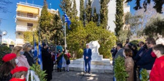ΤΙΜΗ ΣΤΟΥΣ ΗΡΩΕΣ ΤΟΥ 1821 ΜΕ ΚΑΤΑΘΕΣΗ ΣΤΕΦΑΝΩΝ ΣΤΗΝ ΚΗΦΙΣΙΑ