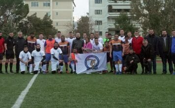 Ηχηρό μήνυμα κατά του ρατσισμού στον ποδοσφαιρικό αγώνα αστυνομικών – Ρομά Χαλανδρίου