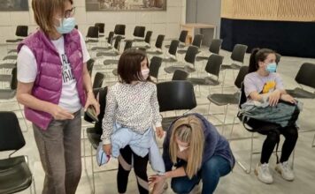 Επιτυχημένη δράση διανομής υποδημάτων “TOMS” από το Δήμο Διονύσου και την Ένωση “Μαζί για το παιδί”