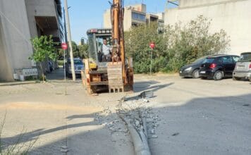 Φορτηγό έριξε κολώνα φωτισμού στο Ηλιακό Χωριό