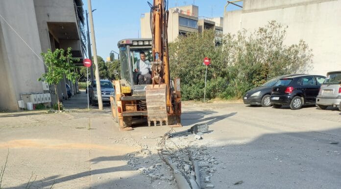 Φορτηγό έριξε κολώνα φωτισμού στο Ηλιακό Χωριό