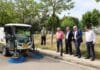Επιχειρησιακή επίδειξη των 3 νεοαποκτηθέντων σαρώθρων του Δήμου Αμαρουσίου κατά τις εργασίες καθαρισμού και συντήρησης πρασίνου στην πλατεία Ζεκάκου