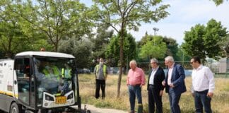 Επιχειρησιακή επίδειξη των 3 νεοαποκτηθέντων σαρώθρων του Δήμου Αμαρουσίου κατά τις εργασίες καθαρισμού και συντήρησης πρασίνου στην πλατεία Ζεκάκου