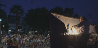 Οι παραστάσεις του Καραγκιόζη στην πλατεία Αγίας Λαύρας μάγεψαν τα Μαρουσιωτάκια Οι παραστάσεις του Καραγκιόζη στην πλατεία Αγίας Λαύρας μάγεψαν τα Μαρουσιωτάκια