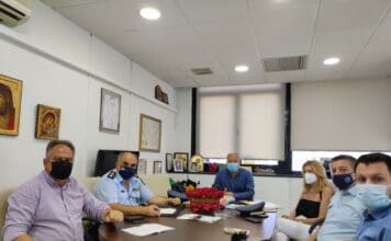 Επιπλέον φύλαξη γύρω από τα σχολικά κτίρια το βράδυ συμφώνησαν Νίκος Μπάμπαλος και διοικητές της τοπικής Αστυνομίας