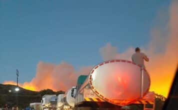 Με υδροφόρες, χωματουργικά μηχανήματα, οχήματα παροχής ιατρικών υπηρεσιών και προσωπικό, συνεχίζεται από χθες η συνδρομή της Περιφέρειας Αττικής στο έργο του πυροσβεστικού σώματος για την κατάσβεση της φωτιάς στην Πεντέλη