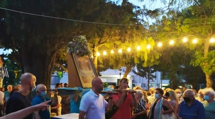 Πλήθος πιστών στην Περιφορά της Ι.Εικόνας Μεταμόρφωσης του Σωτήρα στην Πλατεία της Αγ. Λαύρας στο Μαρούσι