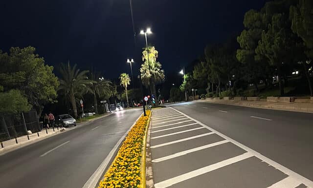 Με ταχείς ρυθμούς συνεχίζονται οι ολιστικές παρεμβάσεις για την αναβάθμιση των χώρων πρασίνου σε νησίδες κεντρικών οδικών αξόνων, από την Περιφέρεια Αττικής