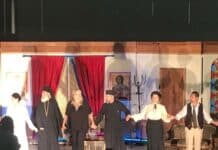 ΣΥΓΚΙΝΗΣΗ ΣΤΗ ΘΕΑΤΡΙΚΗ ΠΑΡΑΣΤΑΣΗ ΓΙΑ ΤΟΝ ΜΗΤΡΟΠΟΛΙΤΗ ΧΡΥΣΟΣΤΟΜΟ ΣΜΥΡΝΗΣ