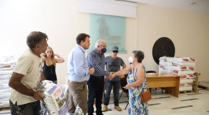 Με επιτυχία διεξήχθη η δωρεάν διανομή ζωοτροφών από το Δήμο Αμαρουσίου για τα αδέσποτα ζώα της πόλης