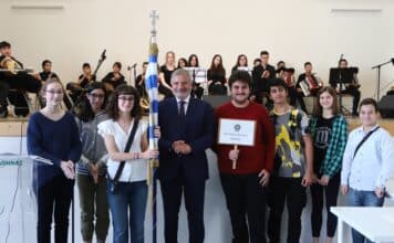 Τα πρώτα βραβεία και χρηματικά έπαθλα «Μίκης Θεοδωράκης» που καθιέρωσε η Περιφέρεια απονεμήθηκαν σήμερα από τον Γ. Πατούλη