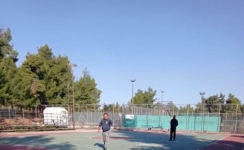 Εργασίες αποκατάστασης δαπέδου στο ανοιχτό γήπεδο μπάσκετ στο Κόκκινο Χωράφι