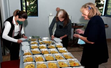 88 μερίδες αγάπης από τα ΚΑΠΗ Κάτω Χαλανδρίου στο Κοινωνικό Παντοπωλείο της πόλης