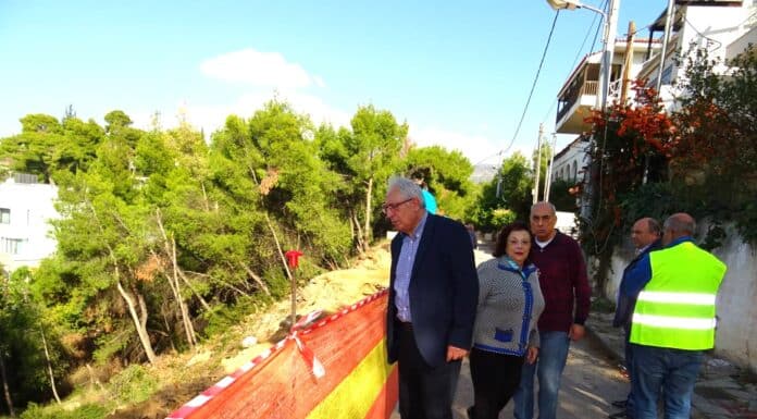 Αυτοψία του Δημάρχου Αμαρουσίου Θεόδωρου Αμπατζόγλου στο έργο αποκατάστασης του πρανούς επί της οδού Ερεσσού (Ν. Λέσβο) λόγω διάβρωσης και κατολισθήσεων