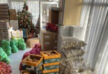 ΜΕ ΦΡΟΥΤΑ ΚΑΙ ΛΑΧΑΝΙΚΑ ΓΕΜΙΣΕ ΤΟ ΚΟΙΝΩΝΙΚΟ ΠΑΝΤΟΠΩΛΕΙΟ