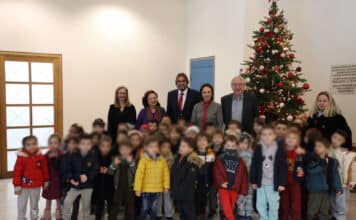 Χριστουγεννιάτικα κάλαντα και μελωδίες τραγούδησαν στο Δήμαρχο Αμαρουσίου Θ. Αμπατζόγλου τα παιδιά των Δημοτικών Παιδικών Σταθμών, των Νηπιαγωγείων και Δημοτικών Σχολείων της πόλης