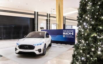H νέα Mustang Mach-E GT κεντρίζει το ενδιαφέρον στο stage της Ford στο «Golden Hall» του Χρήστου Φωτιάδη