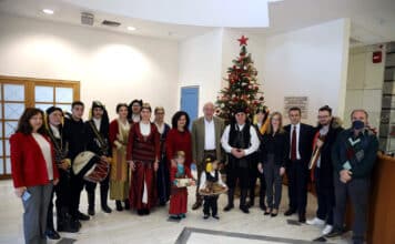 Με Πρωτοχρονιάτικα κάλαντα προανήγγειλαν τον ερχομό του 2023 οι Σύλλογοι Ποντίων και Κρητών και η Χορωδία των ΚΑΠΗ της πόλης