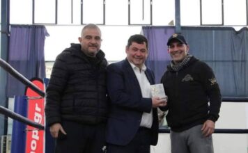 “Στους αγώνες kickboxing στο Δημοτικό Γυμναστήριο Πεύκης ο Δήμαρχος”