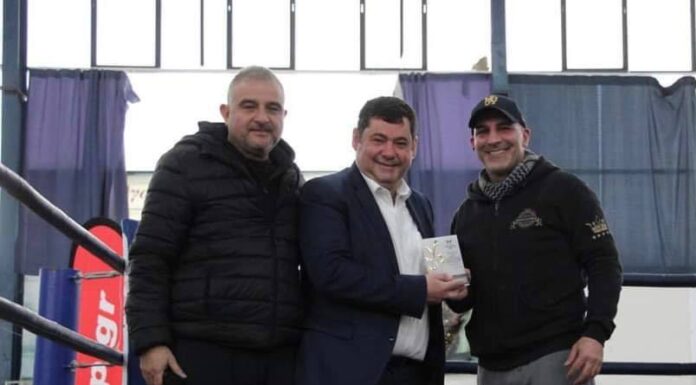 “Στους αγώνες kickboxing στο Δημοτικό Γυμναστήριο Πεύκης ο Δήμαρχος”