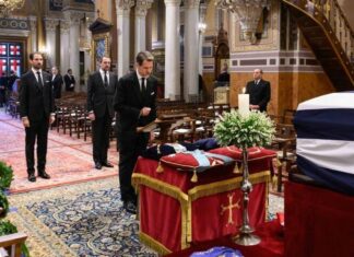 Ξεκίνησε στην Μητρόπολη η εξόδιος ακολουθία για τον τέως βασιλιά Κωνσταντίνο