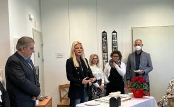 Η υποψήφια Δήμαρχος Λυκόβρυσης – Πεύκης Μαρίνα Πατούλη Σταυράκη, στην κοπή της βασιλόπιτας στο ΚΑΠΗ Λυκόβρυσης