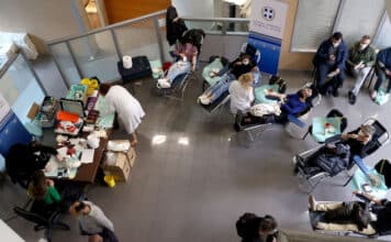 Συγκλονιστική η προσέλευση εργαζομένων και πολιτών στην έκτακτη αιμοδοσία της Περιφέρειας Αττικής για την κάλυψη των αναγκών των τραυματιών από την τραγωδία στα Τέμπη