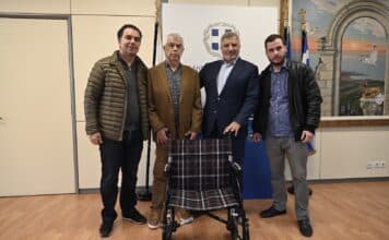 Παράδοση από τον Περιφερειάρχη Αττικής χιλιάδων καπακιών από πλαστικά μπουκάλια για την προμήθεια αναπηρικού αμαξιδίου, στον Πανελλήνιο Σύλλογο Παραπληγικών